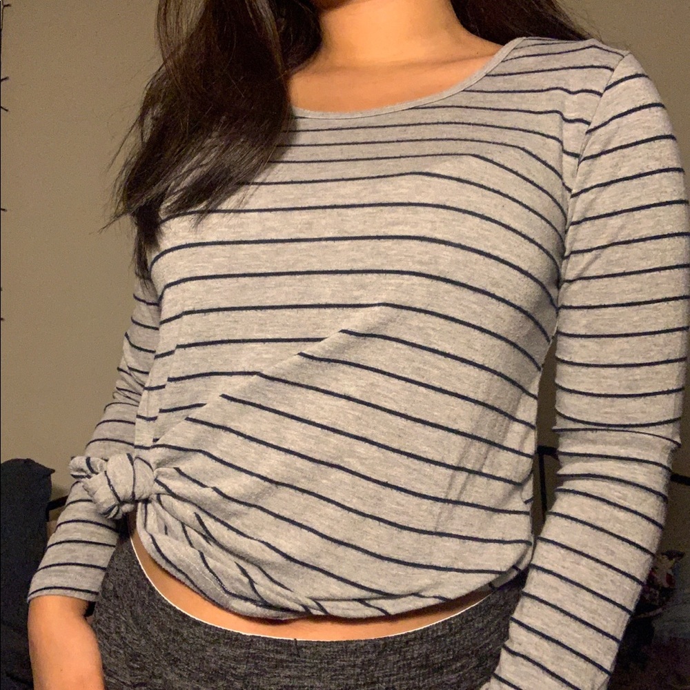 STRIPPED BLACK AND GRAY LONG SLEEVE 🤍